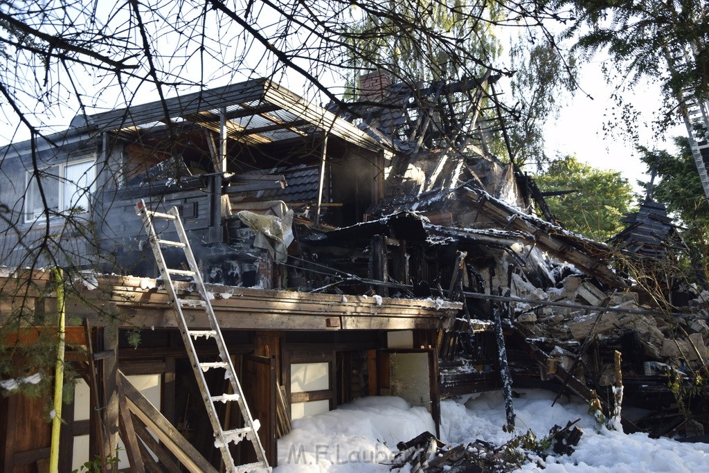 Grossfeuer Einfamilienhaus Siegburg Muehlengrabenstr P1191.JPG - Miklos Laubert